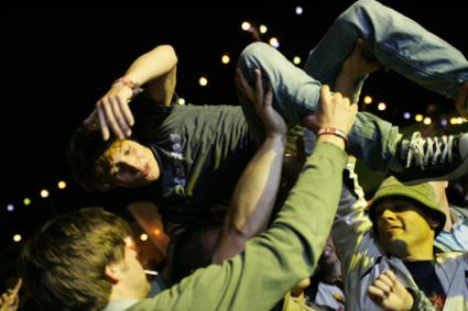 Fonnefeesten 2008 gebruiker foto - syd crowdsurfen op fonne