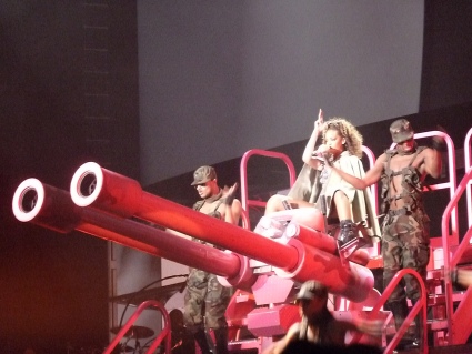 Rihanna - The Loud Tour Gelredome gebruiker foto - P1010770A