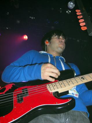 Fall Out Boy Melkweg gebruiker foto - Joe Trohman @Melkweg. 26-10-2008