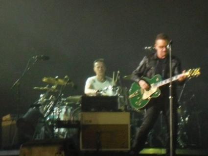 U2 Amsterdam ArenA gebruiker foto - Bono gitaar