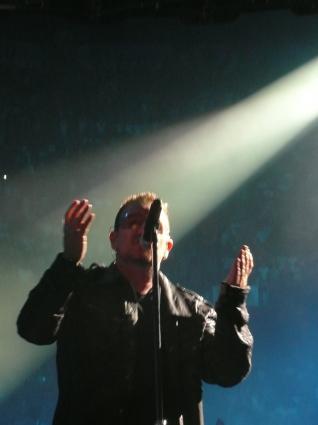 U2 Amsterdam ArenA gebruiker foto - Bono gitaar