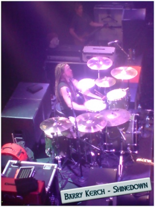 Shinedown Paradiso gebruiker foto - Barry Kerch beating the drums!